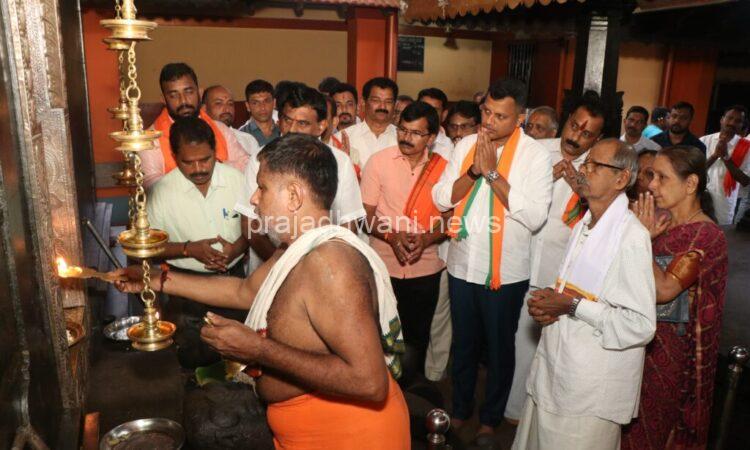 ಸುಳ್ಯ : ದಕ್ಷಿಣ ಕನ್ನಡ ಲೋಕಸಭಾ ಕ್ಷೇತ್ರದ ಬಿಜೆಪಿ ಅಭ್ಯರ್ಥಿ ಕ್ಯಾಪ್ಟನ್ ಬ್ರಿಜೇಶ್ ಚೌಟ ಶ್ರೀ ಚೆನ್ನಕೇಶವ ದೇವಸ್ಥಾನಕ್ಕೆ ಭೇಟಿ