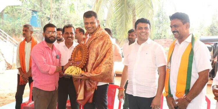 ಬೆಳ್ತಂಗಡಿ ಮಂಡಲದ ಮುಂಡಾಜೆ ಶಕ್ತಿ ಕೇಂದ್ರದ ಅಧ್ಯಕ್ಷ ರವಿಚಂದ್ರ ಭಂಡಾರಿ ಮನೆಗೆ ಭೇಟಿ ನೀಡಿದ ಬಿಜೆಪಿ ಅಭ್ಯರ್ಥಿ ಕ್ಯಾಪ್ಟನ್ ಬ್ರಿಜೇಶ್ ಚೌಟ