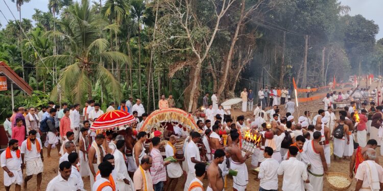 ಹತ್ತೂರಿನ ಒಡೆಯನ ಭೇಟಿಯಾಗಲು ಓಡೋಡಿ ಬರುವ ಮಲ್ಲಿಗೆ ಪ್ರಿಯೆ “ಬಲ್ನಾಡು ಶ್ರೀ  ದಂಡನಾಯಕ ಮತ್ತು ಉಳ್ಳಾಲ್ತಿ