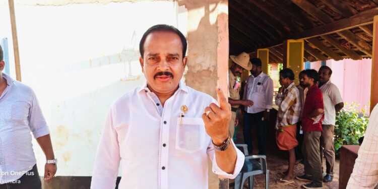 ಕೋಡಿಂಬಾಡಿ ಬೂತ್-53- ರಲ್ಲಿ ಶಾಸಕರು ಮತಚಲಾವಣೆ……