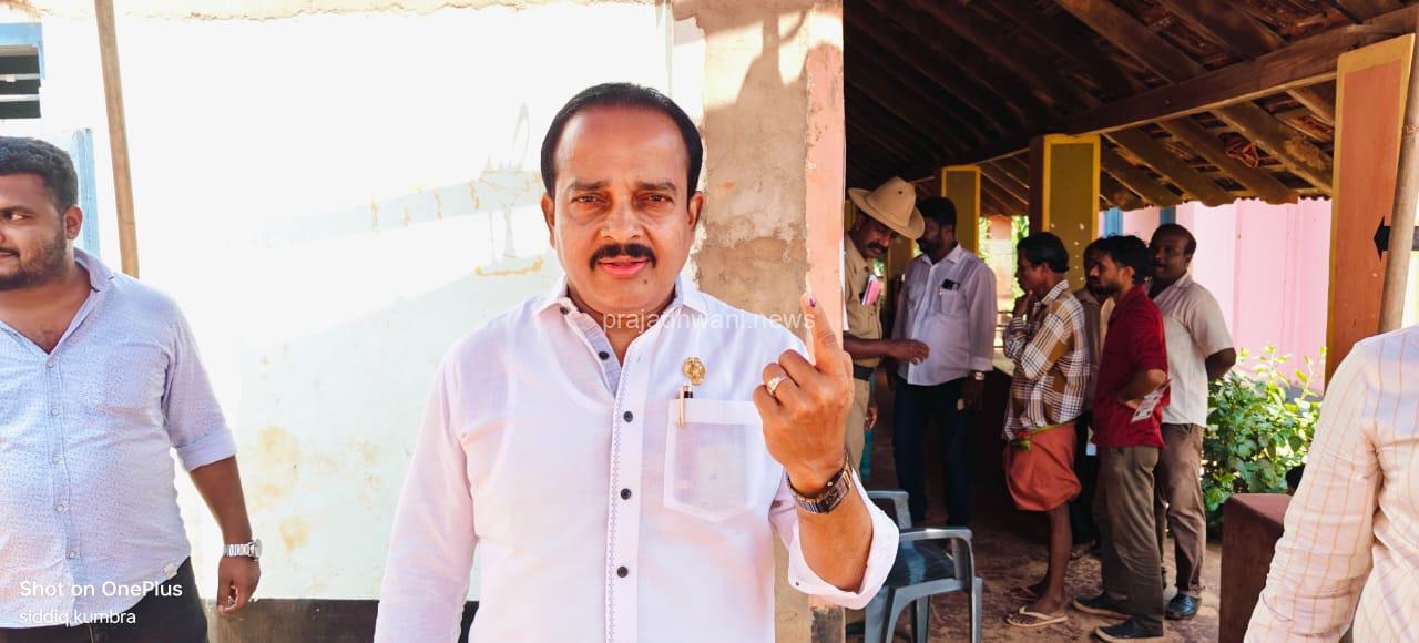 ಕೋಡಿಂಬಾಡಿ ಬೂತ್-53- ರಲ್ಲಿ ಶಾಸಕರು ಮತಚಲಾವಣೆ……