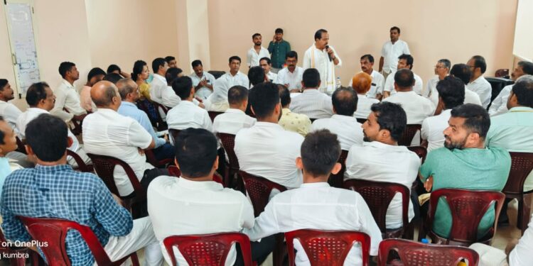 ಪುತ್ತೂರು: ಲೋಕಸಭಾ ಚುನಾವಣಾ ಪ್ರಚಾರದ ಹಿನ್ನೆಲೆಯಲ್ಲಿ ಪುತ್ತೂರು ಚುನಾವಣಾ ಕಚೇರಿಯಲ್ಲಿ ಶಾಸಕರಾದ ಅಶೋಕ್ ರೈ ನೇತೃತ್ವದಲ್ಲಿ ಸಭೆ