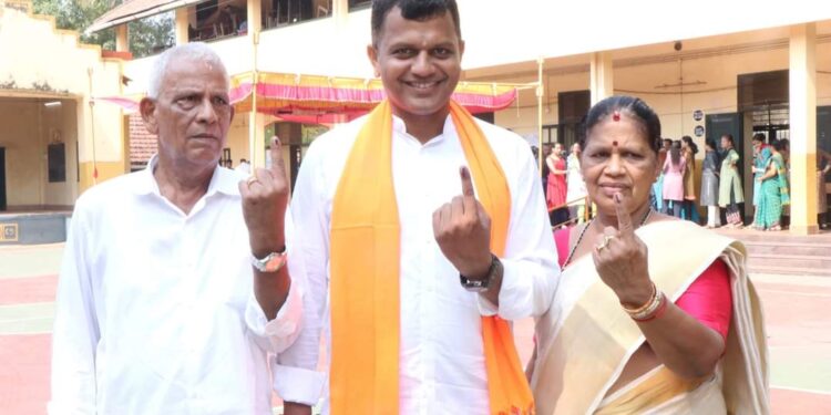 ಡೊಂಗರಿಕೇರಿ ವಾರ್ಡಿನ ಬೂತ್ ಸಂಖ್ಯೆ 117 ರಲ್ಲಿ ಬಿಜೆಪಿ ಅಭ್ಯರ್ಥಿ ಕ್ಯಾಪ್ಟೆನ್ ಬ್ರಿಜೇಶ್ ಚೌಟ ಮತ ಚಲಾವಣೆ