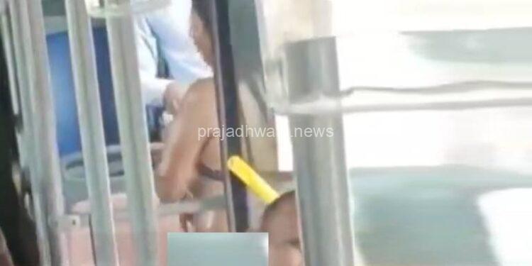 ಬಿಕಿನಿ ತೊಟ್ಟು ಬಸ್ ಏರಿದ ಮಹಿಳೆ : ಪ್ರಯಾಣಿಕರು ಶಾಕ್, ವೀಡಿಯೋ ವೈರಲ್