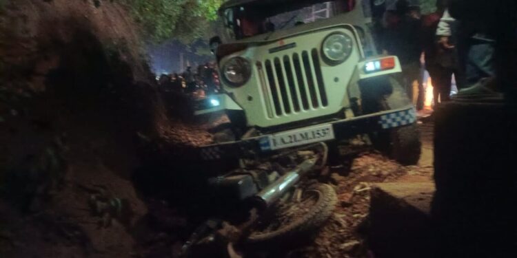 ಬೈಕ್ ಗೆ ಜೀಪು ಡಿಕ್ಕಿ : ಬೈಕ್ ಸವಾರ ಮೃತ್ಯು, ಇಬ್ಬರು ಗಂಭೀರ
