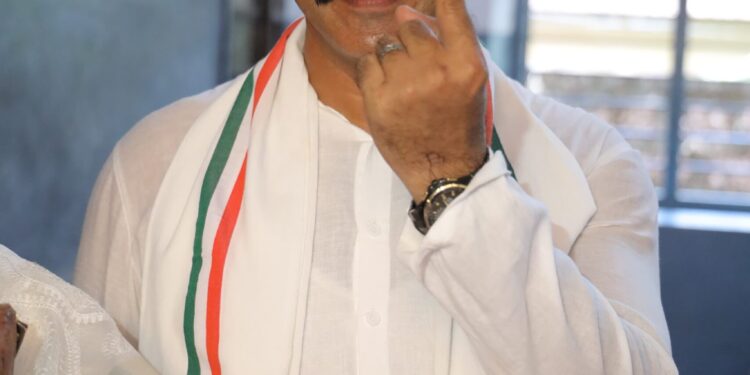 ಮಂಗಳೂರಿನ ಕಪಿತಾನಿಯೋ ಶಾಲೆಯಲ್ಲಿ ಮತ ಚಲಾಯಿಸಿದ ಕಾಂಗ್ರೆಸ್ ಅಭ್ಯರ್ಥಿ ಪದ್ಮರಾಜ್ ಆರ್. ಪೂಜಾರಿ.