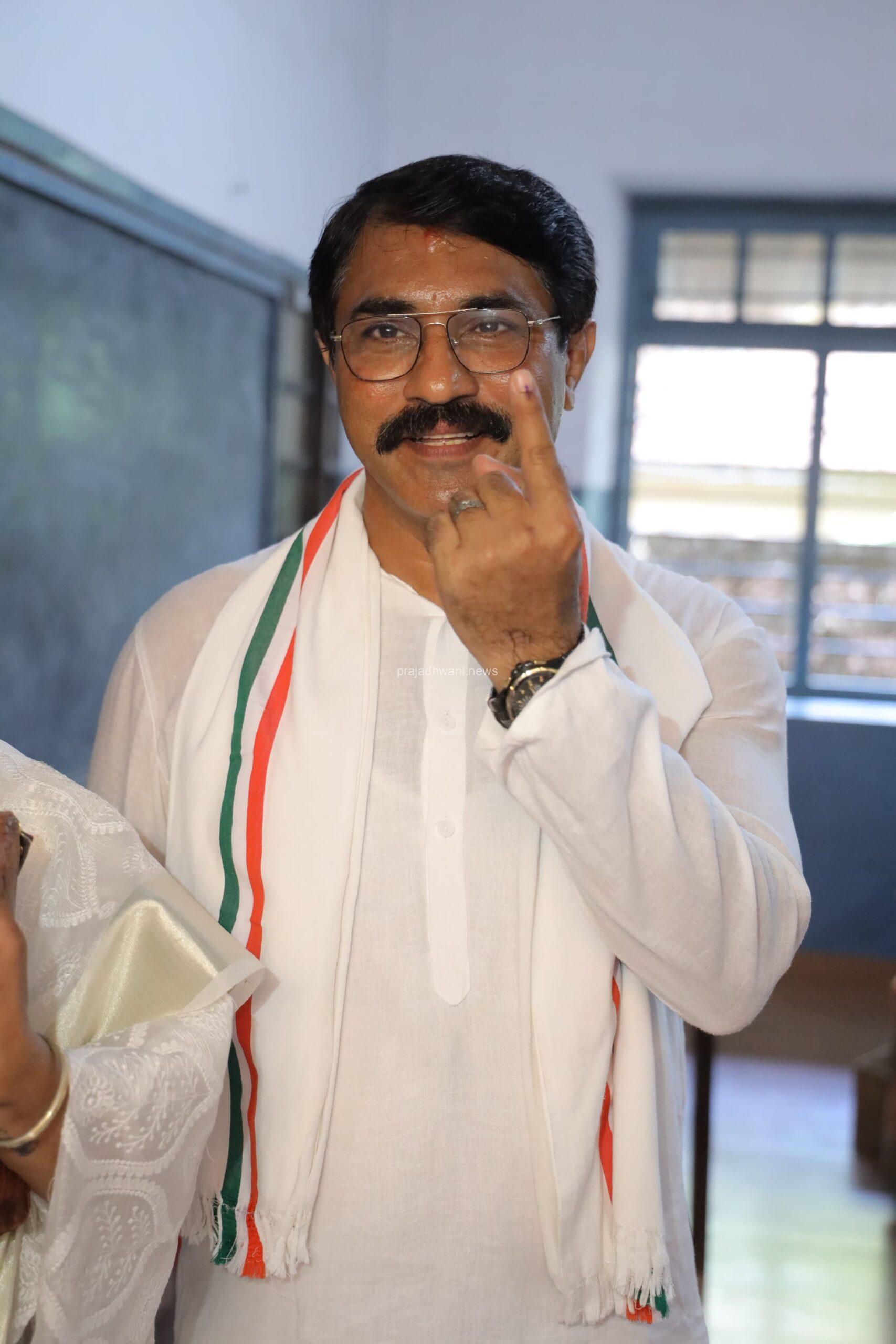 ಮಂಗಳೂರಿನ ಕಪಿತಾನಿಯೋ ಶಾಲೆಯಲ್ಲಿ ಮತ ಚಲಾಯಿಸಿದ ಕಾಂಗ್ರೆಸ್ ಅಭ್ಯರ್ಥಿ ಪದ್ಮರಾಜ್ ಆರ್. ಪೂಜಾರಿ.