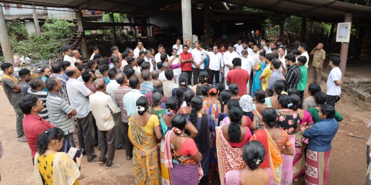 ಮಾಸ್ಟರ್ ಪ್ಲಾನರಿ, ಕ್ಯಾಶ್ಯೂ ಫ್ಯಾಕ್ಟರಿಗೆ ಭೇಟಿ ನೀಡಿದ ಕಾಂಗ್ರೆಸ್ ಅಭ್ಯರ್ಥಿ ಪದ್ಮರಾಜ್ ಆರ್. ಪೂಜಾರಿ