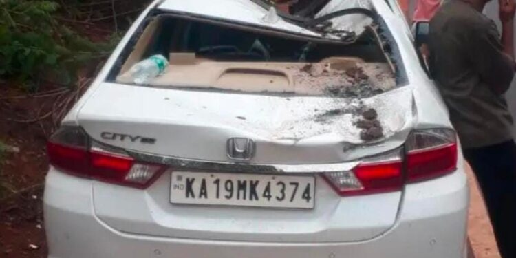 ಮಾಣಿ-ಮೈಸೂರು ರಾಜ್ಯ ಹೆದ್ದಾರಿ ಮಿತ್ತೂರು ಕುಕ್ಕರೆಬೆಟ್ಟು ಎಂಬಲ್ಲಿ ಚಲಿಸುತ್ತಿದ್ದ ಕಾರಿನ ಮೇಲೆ ಮರ, ವಿದ್ಯುತ್ ತಂತಿ ಬಿದ್ದು ಕಾರಿಗೆ ಹಾನಿ – ಇಬ್ಬರಿಗೆ ಗಾಯ 