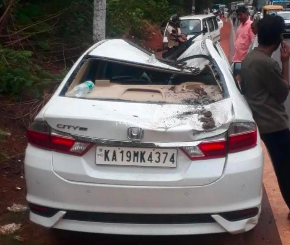 ಮಾಣಿ-ಮೈಸೂರು ರಾಜ್ಯ ಹೆದ್ದಾರಿ ಮಿತ್ತೂರು ಕುಕ್ಕರೆಬೆಟ್ಟು ಎಂಬಲ್ಲಿ ಚಲಿಸುತ್ತಿದ್ದ ಕಾರಿನ ಮೇಲೆ ಮರ, ವಿದ್ಯುತ್ ತಂತಿ ಬಿದ್ದು ಕಾರಿಗೆ ಹಾನಿ – ಇಬ್ಬರಿಗೆ ಗಾಯ