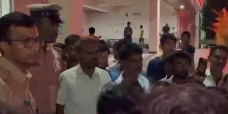 ವೇಗವಾಗಿ ಕಾರು ಚಲಾಯಿಸಬೇಡಿ ಎಂದು ಹೇಳಿದ ಮಾತಿಗೆ ಕೋಪಗೊಂಡ ಮುಸ್ಲಿಂ ಯುವಕರ ತಂಡದಿಂದ ಮಾರಣಾಂತಿಕ ಹಲ್ಲೆ; ಹಿಂದೂಗಳ ಮನೆಗೆ ನುಗ್ಗಿ ಅನ್ಯಕೋಮಿನ ಯುವಕರ ದಾಂಧಲೆ