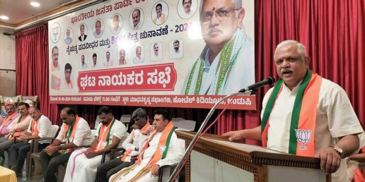 ಉಡುಪಿ: ತಕ್ಷಣ ಗುಟ್ಕಾ, ಸಾರಾಯಿ ಬಿಟ್ಟವರು ಯಾವ ರೀತಿ ವರ್ತಿಸುತ್ತಾರೋ. ಆ ರೀತಿ ಅಧಿಕಾರ ಇಲ್ಲದವರು ವರ್ತಿಸುತ್ತಿದ್ದಾರೆ. ಬಂಡಾಯ ಅಭ್ಯರ್ಥಿ ರಘಪತಿ ಭಟ್ ಮತ್ತು ಕೆ ಎಸ್ ಈಶ್ವರಪ್ಪ ವಿರುದ್ಧ ಬಿ ಎಲ್ ಸಂತೋಷ್ ವಾಗ್ದಾಳಿ