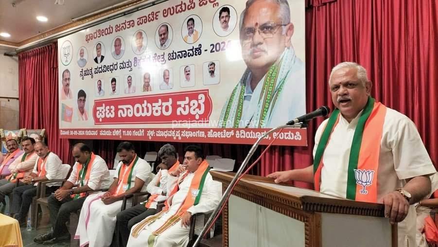 ಉಡುಪಿ: ತಕ್ಷಣ ಗುಟ್ಕಾ, ಸಾರಾಯಿ ಬಿಟ್ಟವರು ಯಾವ ರೀತಿ  ವರ್ತಿಸುತ್ತಾರೋ. ಆ ರೀತಿ ಅಧಿಕಾರ ಇಲ್ಲದವರು ವರ್ತಿಸುತ್ತಿದ್ದಾರೆ. ಬಂಡಾಯ ಅಭ್ಯರ್ಥಿ ರಘಪತಿ ಭಟ್ ಮತ್ತು ಕೆ ಎಸ್ ಈಶ್ವರಪ್ಪ ವಿರುದ್ಧ ಬಿ ಎಲ್ ಸಂತೋಷ್ ವಾಗ್ದಾಳಿ