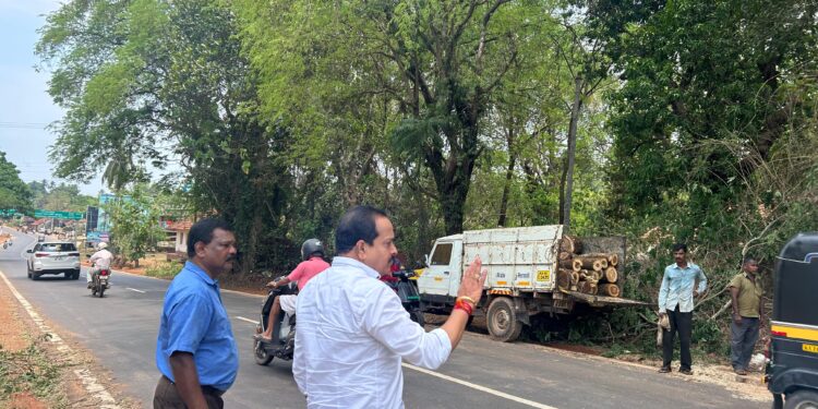 ಅಪಾಯಕಾರಿ ಮರ ತೆರವು ಕಾರ್ಯಾಚರಣೆ ಶಾಸಕ ಅಶೋಕ್ ಕುಮಾರ್ ರೈ ವೀಕ್ಷಣೆ ಶಾಸಕರಿಗೆ ಮತ್ತು ಅಧಿಕಾರಿಗಳಿಗೆ ಅಭಿನಂದನೆ ಸಲ್ಲಿಸಿದ ನಾಗರಿಕರು