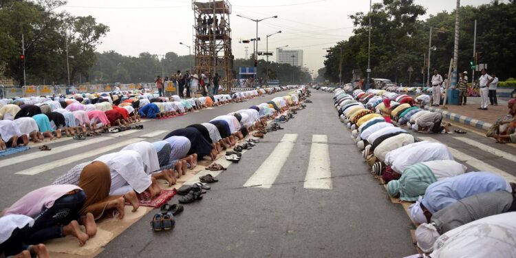 ಮಂಗಳೂರಿನ ಕಂಕನಾಡಿ ಮಸೀದಿ ಬಿಟ್ಟು ನಡುರಸ್ತೆಯಲ್ಲಿ ಕುಳಿತು ನಮಾಜ್
