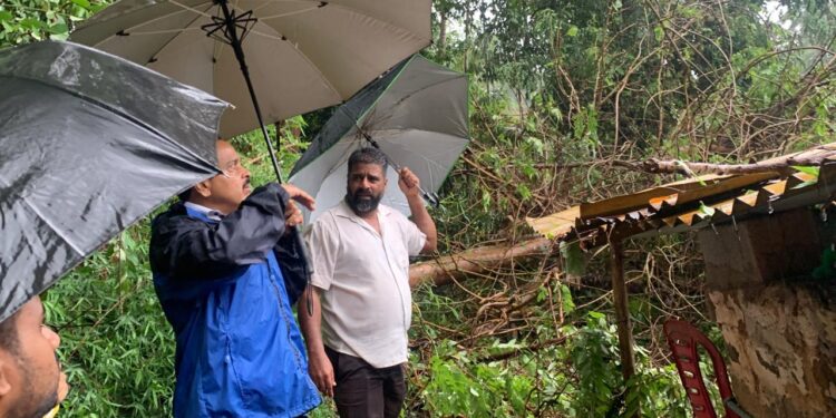 ಪುತ್ತೂರು ನಗರ ವ್ಯಾಪ್ತಿಯಲ್ಲಿ ಗಾಳಿಮಳೆ ಮರ ಬಿದ್ದು ಮನೆಗೆ ಹಾನಿ ಶಾಸಕರ ಭೇಟಿ- ತಕ್ಷಣ ವ್ಯವಸ್ಥೆ ಮಾಡುವಂತೆ ಸೂಚನೆ