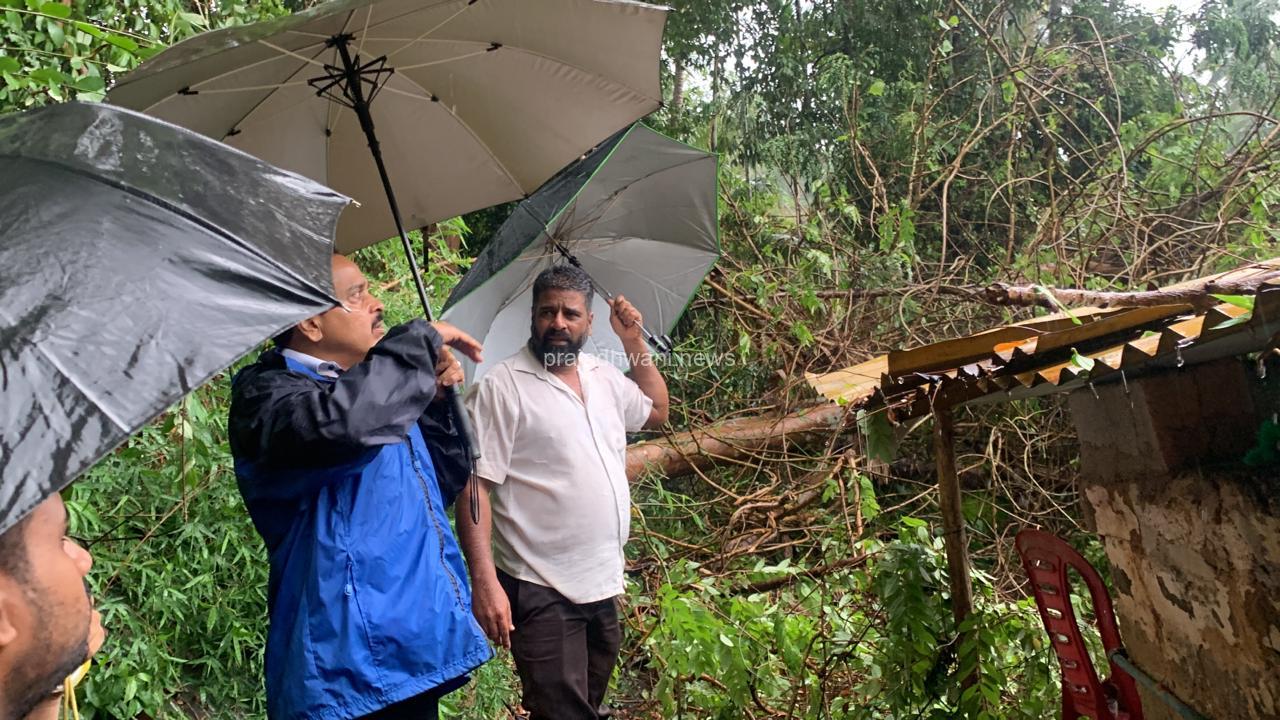 ಪುತ್ತೂರು ನಗರ ವ್ಯಾಪ್ತಿಯಲ್ಲಿ ಗಾಳಿಮಳೆ ಮರ ಬಿದ್ದು ಮನೆಗೆ ಹಾನಿ ಶಾಸಕರ ಭೇಟಿ- ತಕ್ಷಣ ವ್ಯವಸ್ಥೆ ಮಾಡುವಂತೆ ಸೂಚನೆ