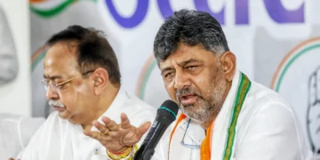 ಖಾದಿ ಬಟ್ಟೆ ತೊಟ್ಟು ಕಾರಲ್ಲಿ ಓಡಾಡುತ್ತಾ ಸಮಯ ವ್ಯರ್ಥ ಮಾಡುವ ಮತ್ತು ಎಂಎಲ್ ಎ, ಎಮ್ಮೆಲ್ಸಿ ಟಿಕೆಟ್ ಕೇಳುವ ಕಾರ್ಯಕರ್ತರು ಪಕ್ಷಕ್ಕೆ ಬೇಕಿಲ್ಲ ಎಂದ ಡಿಕೆ ಶಿವಕುಮಾರ್