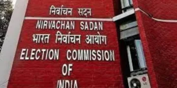 ಚುನಾವಣಾ ಭಾಷಣಗಳಿಗೆ ಸಂಬಂಧಿಸಿದಂತೆ ಆಡಳಿತಾರೂಢ ಬಿಜೆಪಿ ಮತ್ತು ಮುಖ್ಯ ವಿರೋಧ ಪಕ್ಷ ಕಾಂಗ್ರೆಸ್ ವಿರುದ್ಧ ಚುನಾವಣಾ ಆಯೋಗ ಬುಧವಾರ ಚಾಟಿ ಬೀಸಿದೆ.