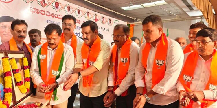 ಮಂಗಳೂರು/ಉಡುಪಿ:-ನೈರುತ್ಯ ಕ್ಷೇತ್ರದ ಬಿಜೆಪಿ ಅಭ್ಯರ್ಥಿ ಮತ್ತು ಮೈತ್ರಿ ಅಭ್ಯರ್ಥಿ ಗೆಲುವು ಸಾಧಿಸಲಿದ್ದಾರೆ.ಬಂಡಾಯದ ಸ್ಪರ್ಧೆ ಯಾವುದೇ ಪರಿಣಾಮ ಬೀರುವುದಿಲ್ಲ : ಬಿ ವೈ ವಿಜಯೇಂದ್ರ