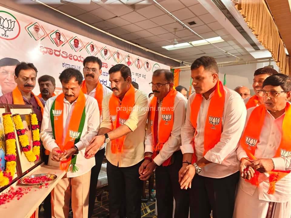 ಮಂಗಳೂರು/ಉಡುಪಿ:-ನೈರುತ್ಯ ಕ್ಷೇತ್ರದ ಬಿಜೆಪಿ ಅಭ್ಯರ್ಥಿ ಮತ್ತು ಮೈತ್ರಿ ಅಭ್ಯರ್ಥಿ ಗೆಲುವು ಸಾಧಿಸಲಿದ್ದಾರೆ.ಬಂಡಾಯದ ಸ್ಪರ್ಧೆ ಯಾವುದೇ ಪರಿಣಾಮ ಬೀರುವುದಿಲ್ಲ : ಬಿ ವೈ ವಿಜಯೇಂದ್ರ