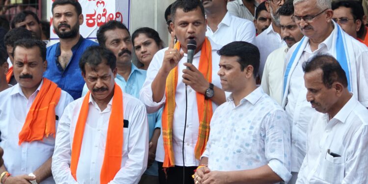 ಬಿಜೆಪಿ ಯುವ ಮೋರ್ಚಾ ಅಧ್ಯಕ್ಷ ಬಂಧನ ಖಂಡಿಸಿ ಶಾಸಕ ಹರೀಶ್ ಪೂಂಜ ನೇತೃತ್ವದಲ್ಲಿ ಪ್ರತಿಭಟನೆ