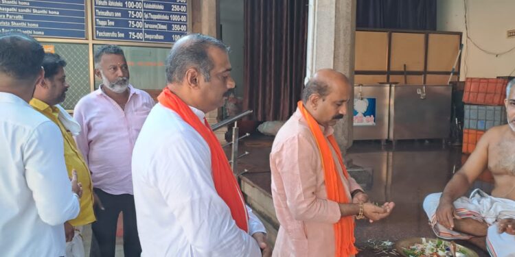 ಪುತ್ತೂರು: ಉಡುಪಿ ಮಾಜಿ ಶಾಸಕ ಪದವೀಧರ ಕ್ಷೇತ್ರದ ಪಕ್ಷೇತರ ಅಭ್ಯರ್ಥಿ ರಘಪತಿ ಭಟ್ ಪುತ್ತೂರಿಗೆ.