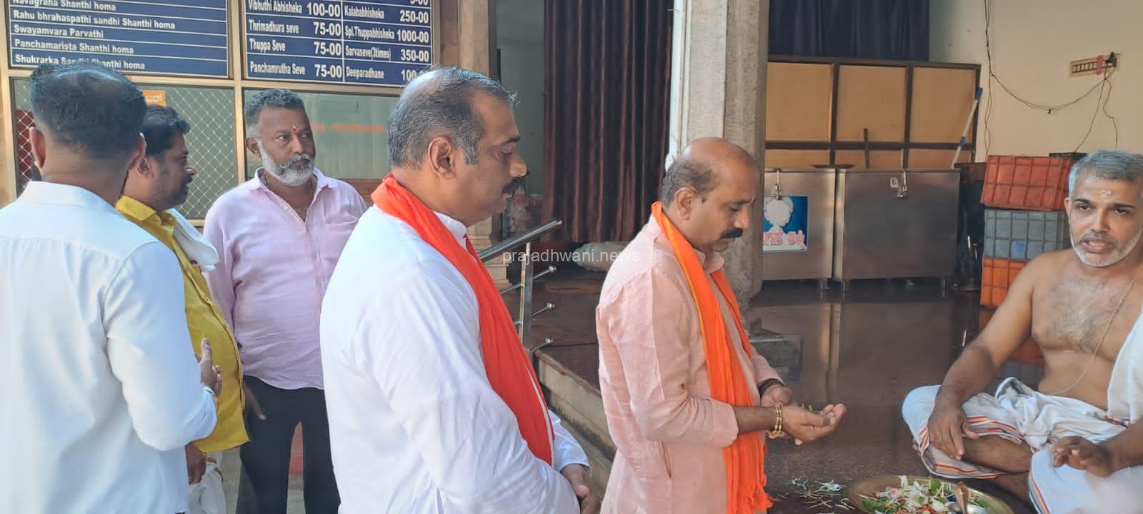 ಪುತ್ತೂರು: ಉಡುಪಿ ಮಾಜಿ ಶಾಸಕ ಪದವೀಧರ ಕ್ಷೇತ್ರದ ಪಕ್ಷೇತರ ಅಭ್ಯರ್ಥಿ ರಘಪತಿ ಭಟ್ ಪುತ್ತೂರಿಗೆ.