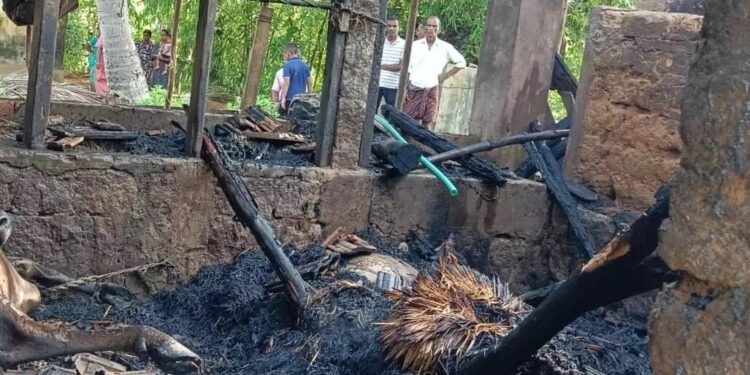 ಬ್ರಹ್ಮಾವರ : ಕೊಟ್ಟಿಗೆಗೆ ಬೆಂಕಿ, ದನ ಕರು ಸಜೀವ ದಹನ, ಎರಡು ಜಾನುವಾರುಗಳಿಗೆ ಗಾಯ