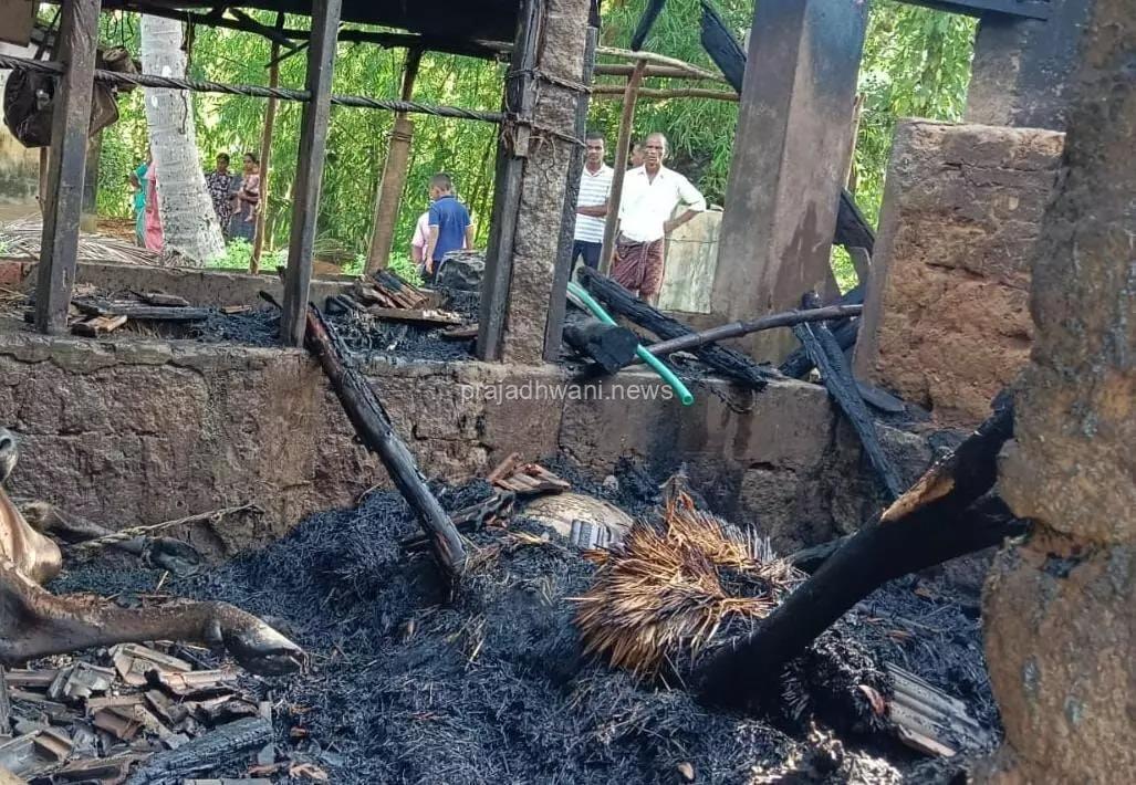 ಬ್ರಹ್ಮಾವರ : ಕೊಟ್ಟಿಗೆಗೆ ಬೆಂಕಿ, ದನ ಕರು ಸಜೀವ ದಹನ, ಎರಡು ಜಾನುವಾರುಗಳಿಗೆ ಗಾಯ