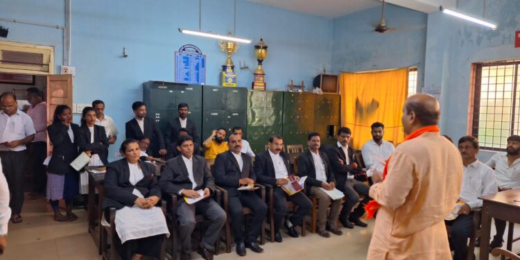 ಪುತ್ತೂರು: ಗರಿಗೆದರಿದ ವಿಧಾನಪರಿಷತ್ ಚುನಾವಣೆ ಪುತ್ತೂರಿನಲ್ಲಿ ರಘಪತಿ ಭಟ್ ಭರ್ಜರಿ ಮತಯಾಚನೆ