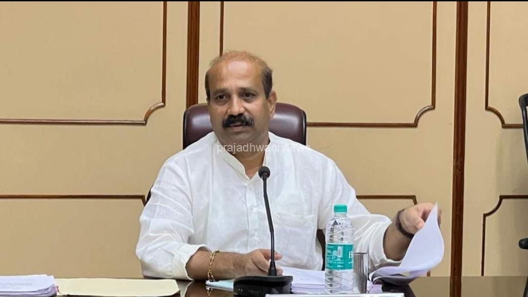 ಉಡುಪಿ:- ಪಕ್ಷ ನನ್ನನ್ನು ಯಾವ ಹುದ್ದೆಯಿಂದ ವಜಾ ಮಾಡಿದೆ ಹೇಳಲಿ ಎಂದು ಪ್ರಶ್ನೆ ಮಾಡಿದ್ದಾರೆ.