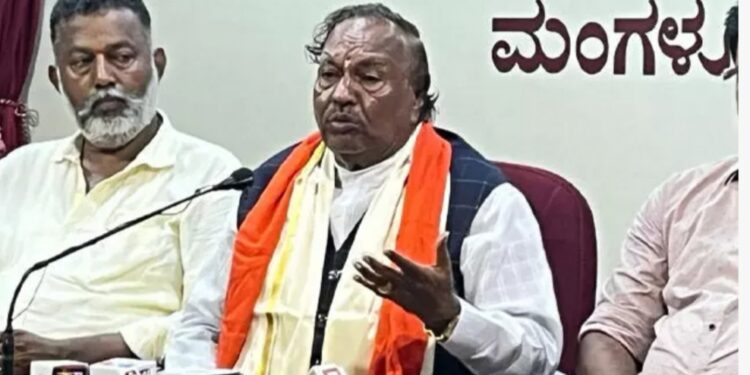 ಮಂಗಳೂರು:-ಕರ್ನಾಟಕ ಬಿಜೆಪಿಯಲ್ಲಿ ಹಿಂದುತ್ವ ಹಿಂದೆ ಸರಿದು ಜಾತೀಯತೆ ಮೇಲೈಸುತ್ತಿದೆ.ಕರ್ನಾಟಕದಲ್ಲಿ ಅಪ್ಪ ಮಕ್ಕಳನ್ನು ಪಕ್ಷದಿಂದ ಮುಕ್ತ ಮಾಡಬೇಕು ಎಂಬ ನಿಟ್ಟಿನಲ್ಲಿ ನಾವು ಕೆಲಸ ಮಾಡುತ್ತಿದ್ದೇವೆ:- ಕೆ ಎಸ್ ಈಶ್ವರಪ್ಪ