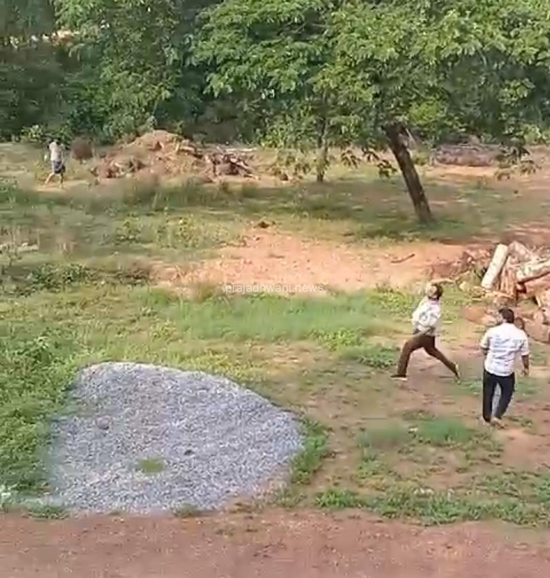 ಬಿಂದು ಸಂಸ್ಥೆಯಲ್ಲಿ ಹಳೆಯ ಬೋರ್ ವೆಲ್ ಫ್ಲಶ್ ಮಾಡುವ ಸಂದರ್ಭದಲ್ಲಿ ಕಲ್ಲು ತೂರಾಟ