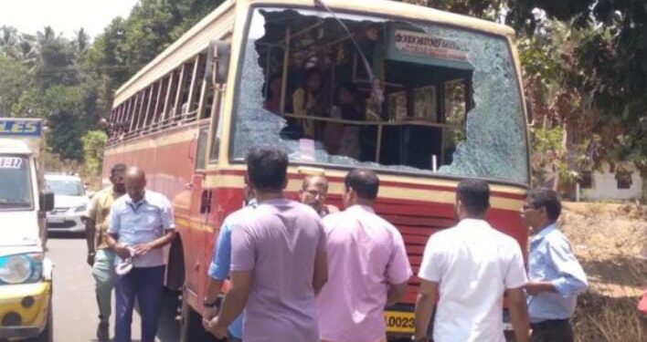 ಬಿಸಿಲ ಪ್ರತಾಪ ಚಲಿಸುತ್ತಿದ್ದ ಬಸ್ಸಿನ ಗಾಜು ಒಡೆದು ಮೂವರಿಗೆ ಗಾಯ