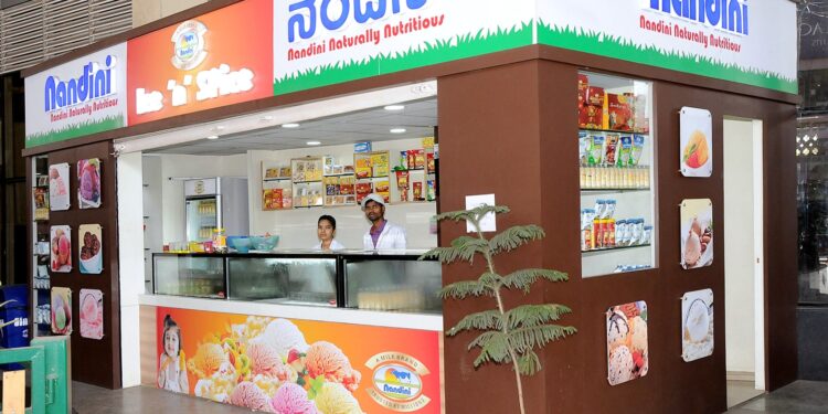 ಕೆಎಂಎಫ್‌ಗೆ ಹಾಲು-ಮೊಸರು, ಮಜ್ಜಿಗೆ ಪೂರೈಕೆ ಸವಾಲು ಪ್ರಮುಖ ನಗರಗಳಲ್ಲಿ ಬೆಳಗ್ಗೆ 8 ಗಂಟೆಯಿಂದ 8.30 ರ ವೇಳೆಗೆ ಅಂಗಡಿ, ನಂದಿನಿ ಮಳಿಗೆಗಳಲ್ಲಿ ಹಾಲು , ಮೊಸರು, ಮಜ್ಜಿಗೆ ಖಾಲಿ ಖಾಲಿ