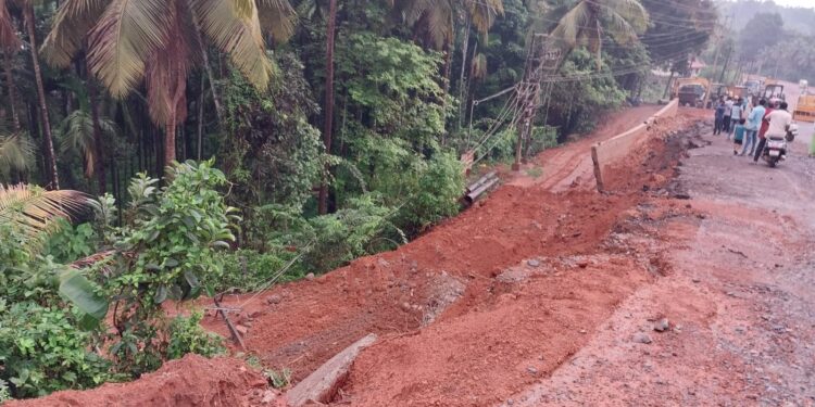 ಪುತ್ತೂರು ಉಪ್ಪಿನಂಗಡಿ ರಸ್ತೆಯ ನೆಕ್ಕಿಲಾಡಿ ಆದರ್ಶ ನಗರದಲ್ಲಿ ವಿಪರೀತ ಮಳೆ ಸುರಿದು ಬರೆ ಮತ್ತು ತಡೆಗೋಡೆ ಕುಸಿದು ಅಪಾರ ನಷ್ಟ