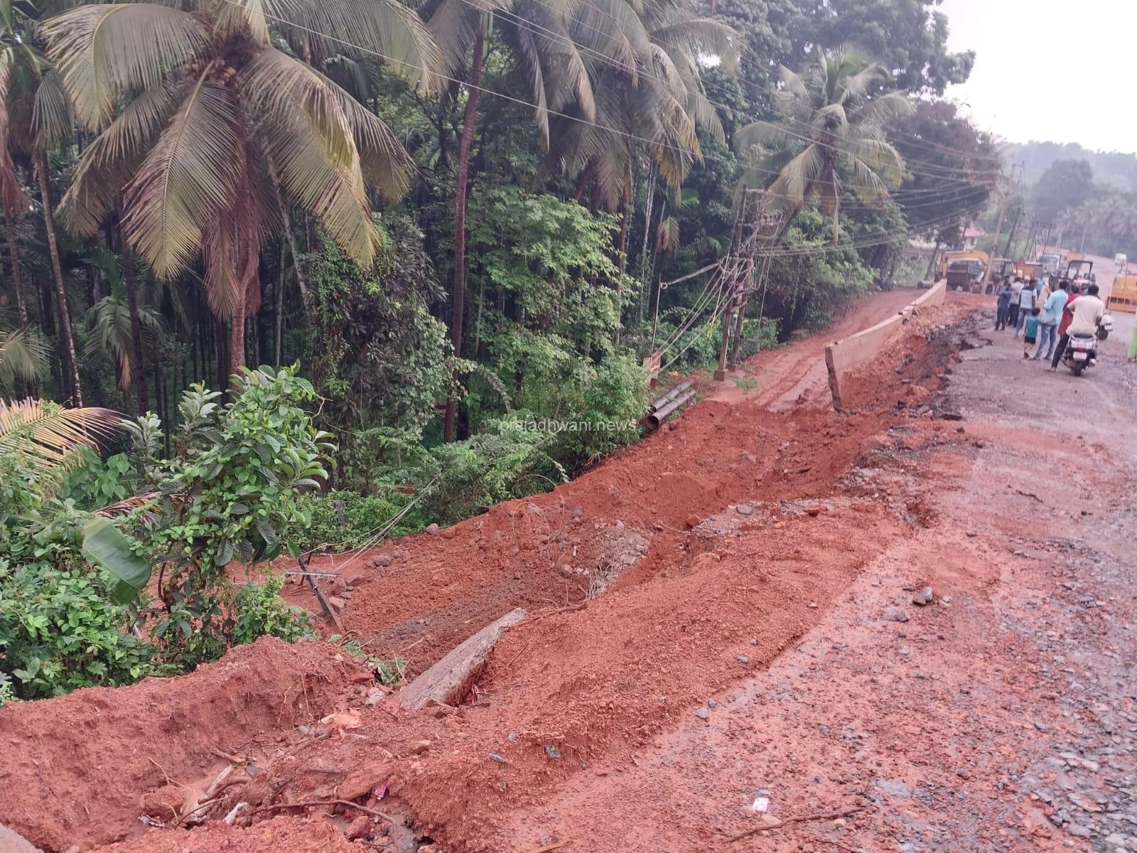ಪುತ್ತೂರು ಉಪ್ಪಿನಂಗಡಿ ರಸ್ತೆಯ ನೆಕ್ಕಿಲಾಡಿ ಆದರ್ಶ ನಗರದಲ್ಲಿ ವಿಪರೀತ ಮಳೆ ಸುರಿದು ಬರೆ ಮತ್ತು ತಡೆಗೋಡೆ ಕುಸಿದು ಅಪಾರ ನಷ್ಟ