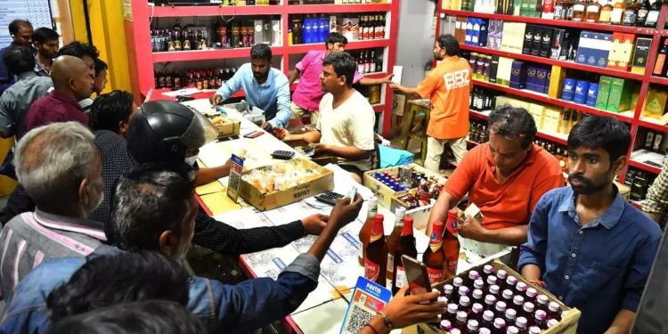 ಉಚಿತ ಗ್ಯಾರಂಟಿ ಯೋಜನೆಗಳಿಗೆ ಹಣ ಸಂಗ್ರಹಕ್ಕಾಗಿ : ರಾಜ್ಯದಲ್ಲಿ ಮತ್ತೆ ಮದ್ಯದ ದರ ಹೆಚ್ಚಳ