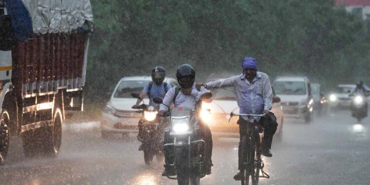 ದಕ್ಷಿಣ ಕನ್ನಡ, ಉಡುಪಿಯಲ್ಲಿ ಗುಡುಗು ಸಹಿತ ಭಾರಿ ಮಳೆಯಾಗುವ ಸಾಧ್ಯತೆ ಮಳೆ ಜತೆಗೆ 60 ಕಿ.ಮೀ ವ್ಯಾಪ್ತಿಯಲ್ಲಿ ಬೀಸಲಿದೆ ಬಿರುಗಾಳಿ