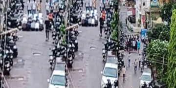 ಮಂಗಳೂರಿನ ಕಂಕನಾಡಿಯ ನಡು ರಸ್ತೆಯಲ್ಲಿ ನಮಾಜ್: ಕೇಸ್ ಬುಕ್ ಇದೀಗ ಕದ್ರಿ ಠಾಣೆ ಪೊಲೀಸರು ಸ್ವಯಂಪ್ರೇರಿತ ಸುಮೊಟೊ ಪ್ರಕರಣವನ್ನು ದಾಖಲಿಸಿದ್ದಾರೆ.