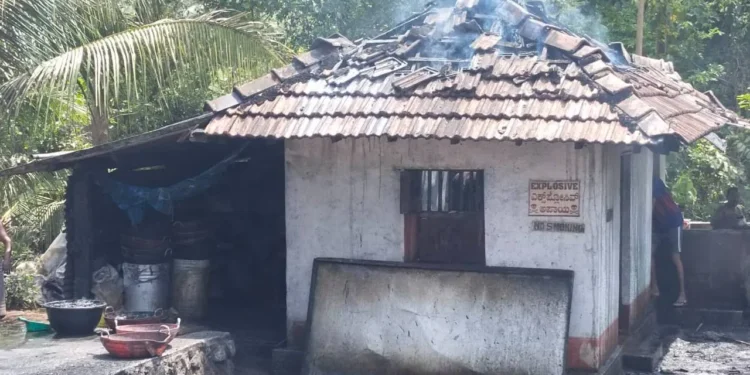 ಕಾರ್ಕಳ :ಹಿಮ್ಮುಂಜೆಯ ಕಾಜೆ ಎಂಬ ಪ್ರದೇಶದಲ್ಲಿರುವ ಸಿಡಿಮದ್ದು ತಯಾರಿಕಾ ಘಟಕದಲ್ಲಿ ಸ್ಫೋಟ ಇಬ್ಬರು ಮಹಿಳೆಯರಿಗೆ ಗಾಯ