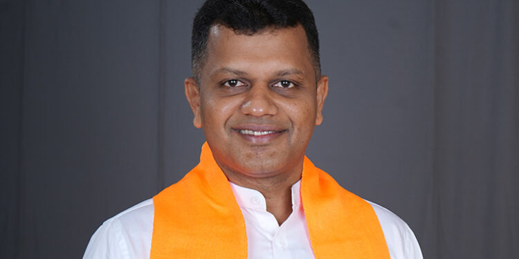 ದೆಹಲಿ: “ಮಾತೆರೆಗ್ಲ ಸೊಲ್ಮೆಲು” ಕೇಸರಿ ಶಲ್ಯದೊಂದಿಗೆ ತುಳುನಾಡಿನ ದೈವ ದೇವರ ಹೆಸರಿನಲ್ಲಿ ಪ್ರಮಾಣ ವಚನ ಸ್ವೀಕರಿಸಿದ ಕ್ಯಾ.ಬ್ರಿಜೇಶ್ ಚೌಟ