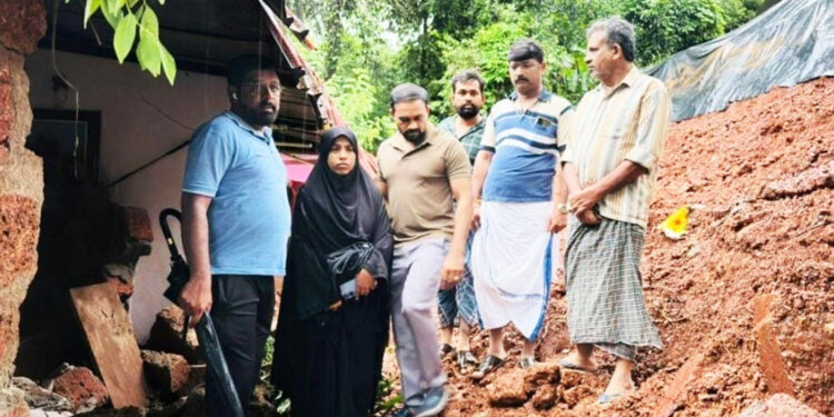 ಪುತ್ತೂರು: ಭಾರೀ ಮಳೆಗೆ ಧರೆ ಕುಸಿದು ಮಣ್ಣಿನಡಿಯಲ್ಲಿ ಸಿಲುಕಿದ ಮಕ್ಕಳ ರಕ್ಷಣೆ: ಮನೆಗೆ ಹಾನಿ