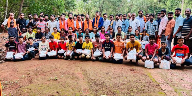 ವಿಟ್ಲ : ಪುತ್ತಿಲ ಪರಿವಾರ ವಿಟ್ಲ ಘಟಕದಿಂದ ವಿದ್ಯಾರ್ಥಿಗಳಿಗೆ ಉಚಿತ ಪುಸ್ತಕ ವಿತರಣೆ