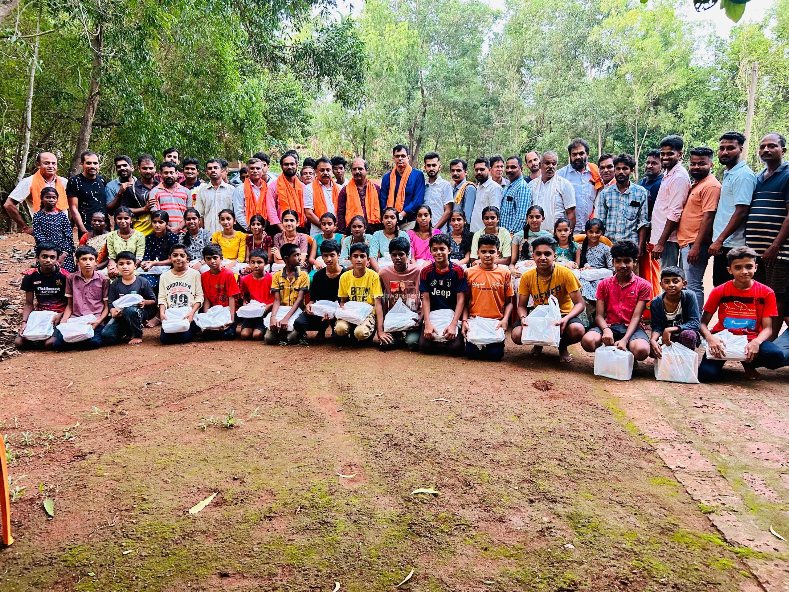 ವಿಟ್ಲ : ಪುತ್ತಿಲ ಪರಿವಾರ ವಿಟ್ಲ ಘಟಕದಿಂದ ವಿದ್ಯಾರ್ಥಿಗಳಿಗೆ ಉಚಿತ ಪುಸ್ತಕ ವಿತರಣೆ