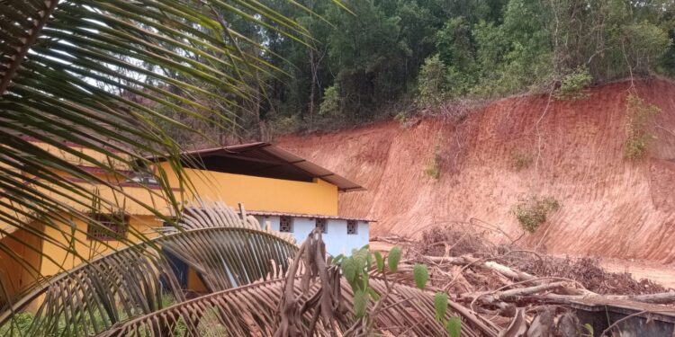 ಕೋಡಿಂಬಾಡಿ: – ಜಮೀನಿಗೆ ಅನಧಿಕೃತವಾಗಿ ಪ್ರವೇಶಿಸಿ ಕಾನೂನು ಬಾಹಿರ ಚಟುವಟಿಕೆ ನಡೆಸಿರುವುದಾಗಿ ಆರೋಪಿಸಿ ಮಹಿಳೆ ದೂರು
