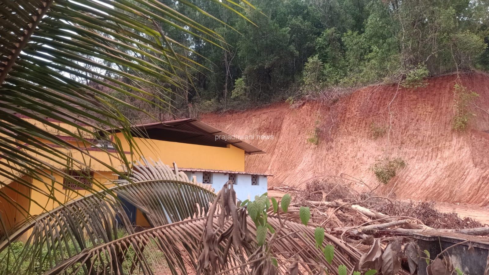 ಕೋಡಿಂಬಾಡಿ: – ಜಮೀನಿಗೆ ಅನಧಿಕೃತವಾಗಿ ಪ್ರವೇಶಿಸಿ ಕಾನೂನು ಬಾಹಿರ ಚಟುವಟಿಕೆ ನಡೆಸಿರುವುದಾಗಿ ಆರೋಪಿಸಿ ಮಹಿಳೆ ದೂರು