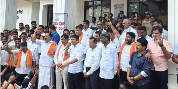 ಬೆಳ್ತಂಗಡಿ : ಅಕ್ರಮ ಕಲ್ಲು ಗಣಿಗಾರಿಕೆ ಪ್ರಕರಣದ ಪ್ರತಿಭಟನೆ ಶಾಸಕ ಹರೀಶ್ ಪೂಂಜ ಸೇರಿ 65 ಮಂದಿಗೆ ಸಮನ್ಸ್ ಜಾರಿ