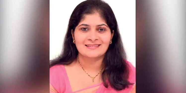 ಮಡಿಕೇರಿ: ತನ್ನವರನ್ನೆಲ್ಲ ಕಳೆದುಕೊಂಡು ಬದುಕೆ ಮುಗಿಯಿತು ಅಂದುಕೊಳ್ಳುವ ಜನರ ಮಧ್ಯೆ ಸಾಧಿಸುವ ಛಲವಿದ್ದರೆ ಸಾಧಿಸಬಹುದು ಎಂಬುದಕ್ಕೆ ಈಕೆಯೇ ಉದಾಹರಣೆ. ಮಡಿಕೇರಿ ಭೂಕುಸಿತದಿಂದ ಪಾರಾದ 16 ವರ್ಷದ ಹುಡುಗಿ ಈಗ ಡಾಕ್ಟರೇಟ್ ಸಾಧಕಿ